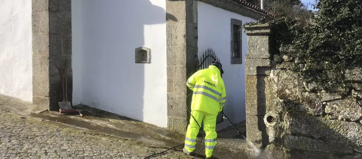 Trabalhos de manutenção e limpeza da Capela de São Lázaro